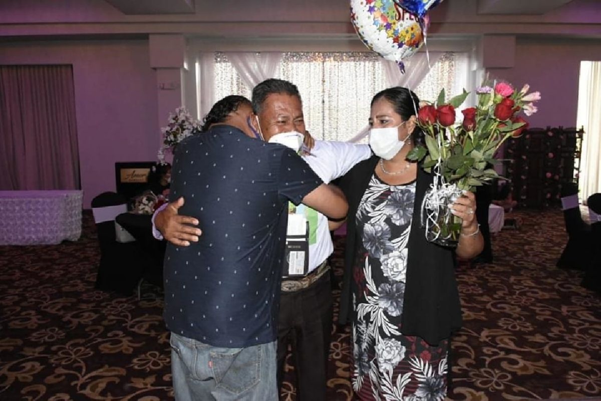 Se abrazan en EU migrantes con sus familias de Tlaltizapán