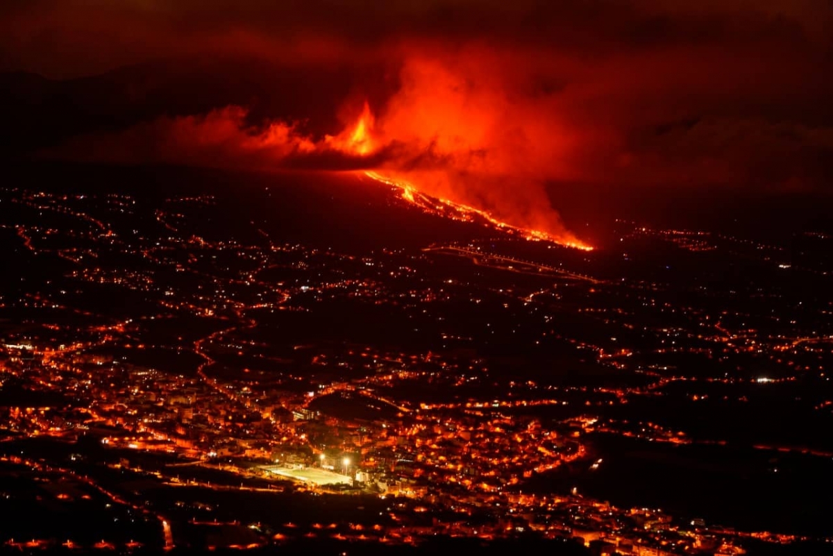 Suman 2 mil evacuados por erupción de volcán "Cumbre Vieja" en España