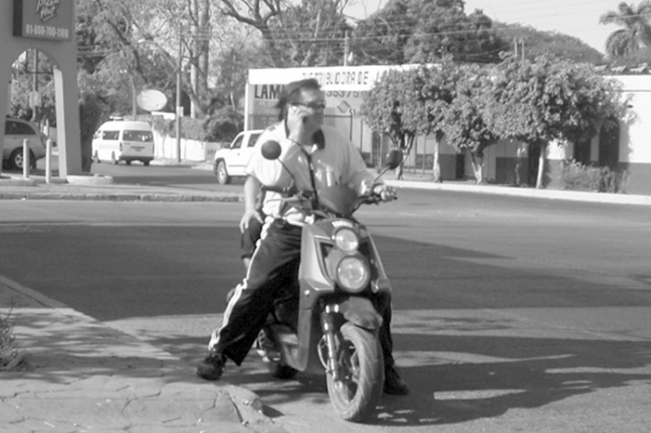 No utilizar casco y exceder  el peso oficial pone en riesgo la vida de los motociclistas