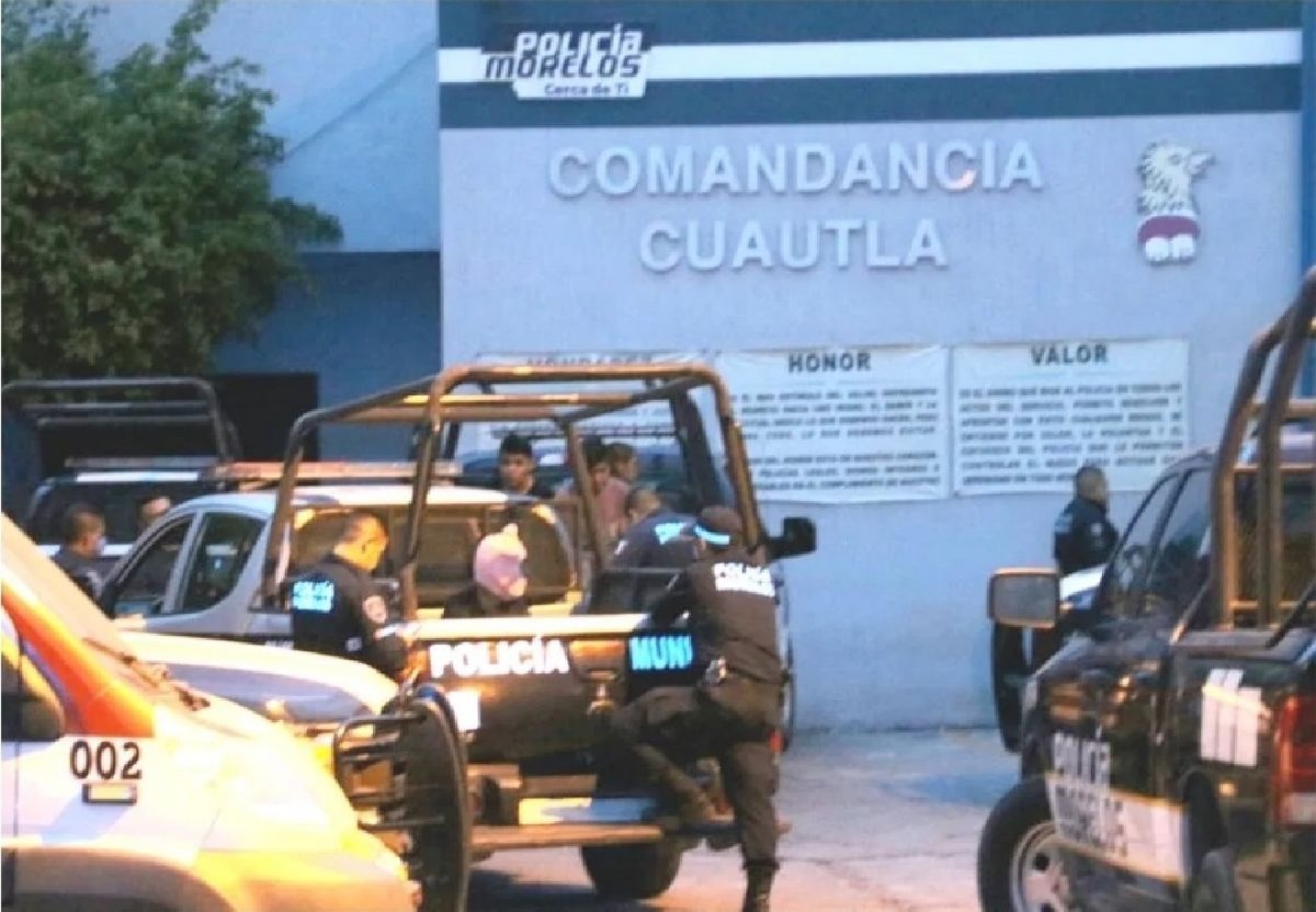 Encapuchados golpean a varias personas en el zócalo de Cuautla