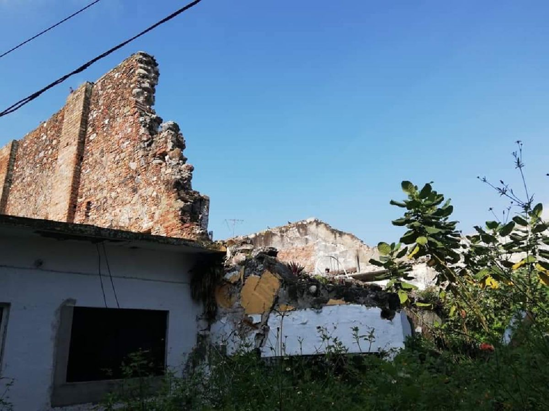 En riesgo de colapsar, barda del casco de exhacienda de Zacatepec