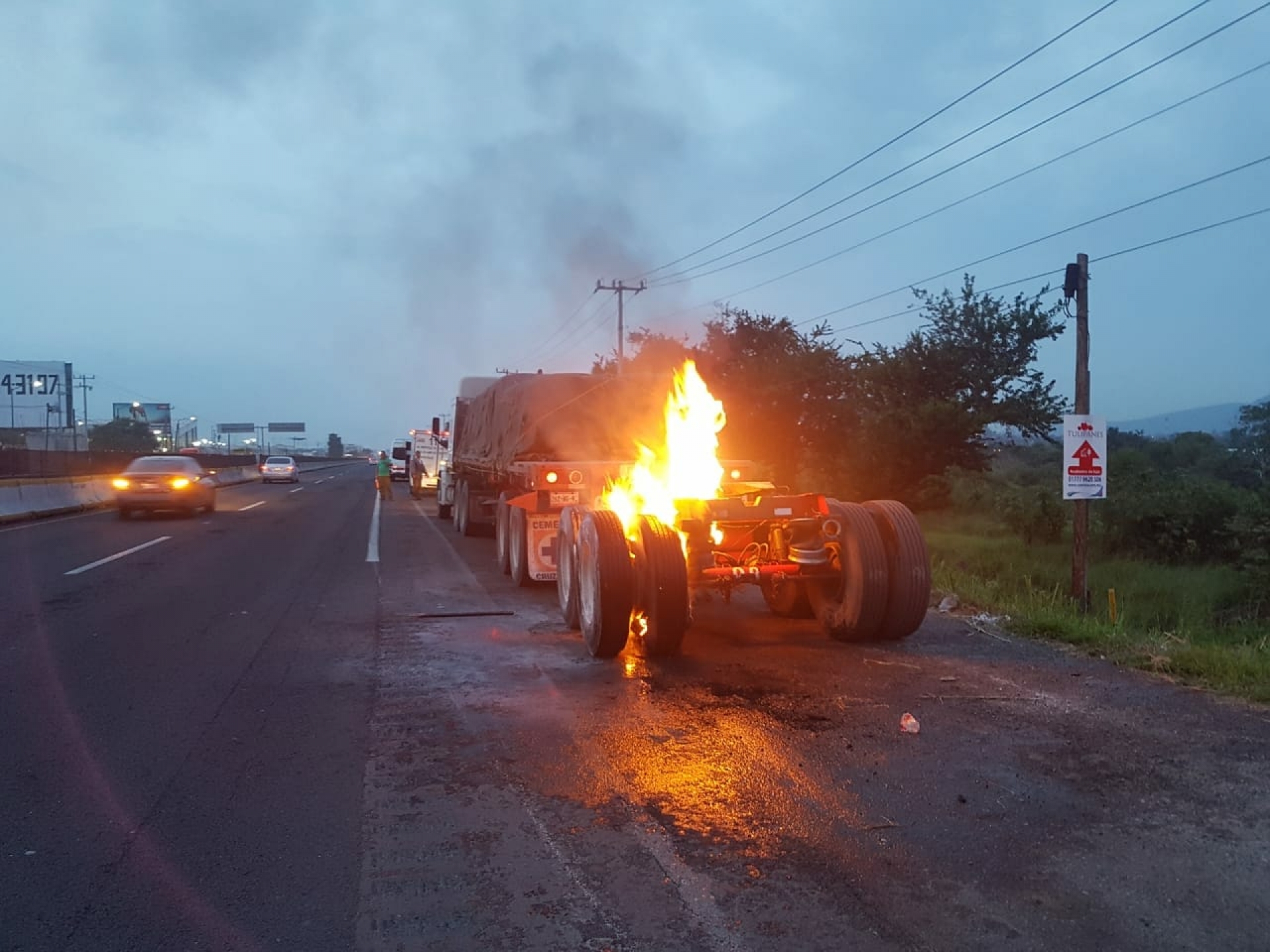 Se incendia tráiler en la autopista México-Acapulco