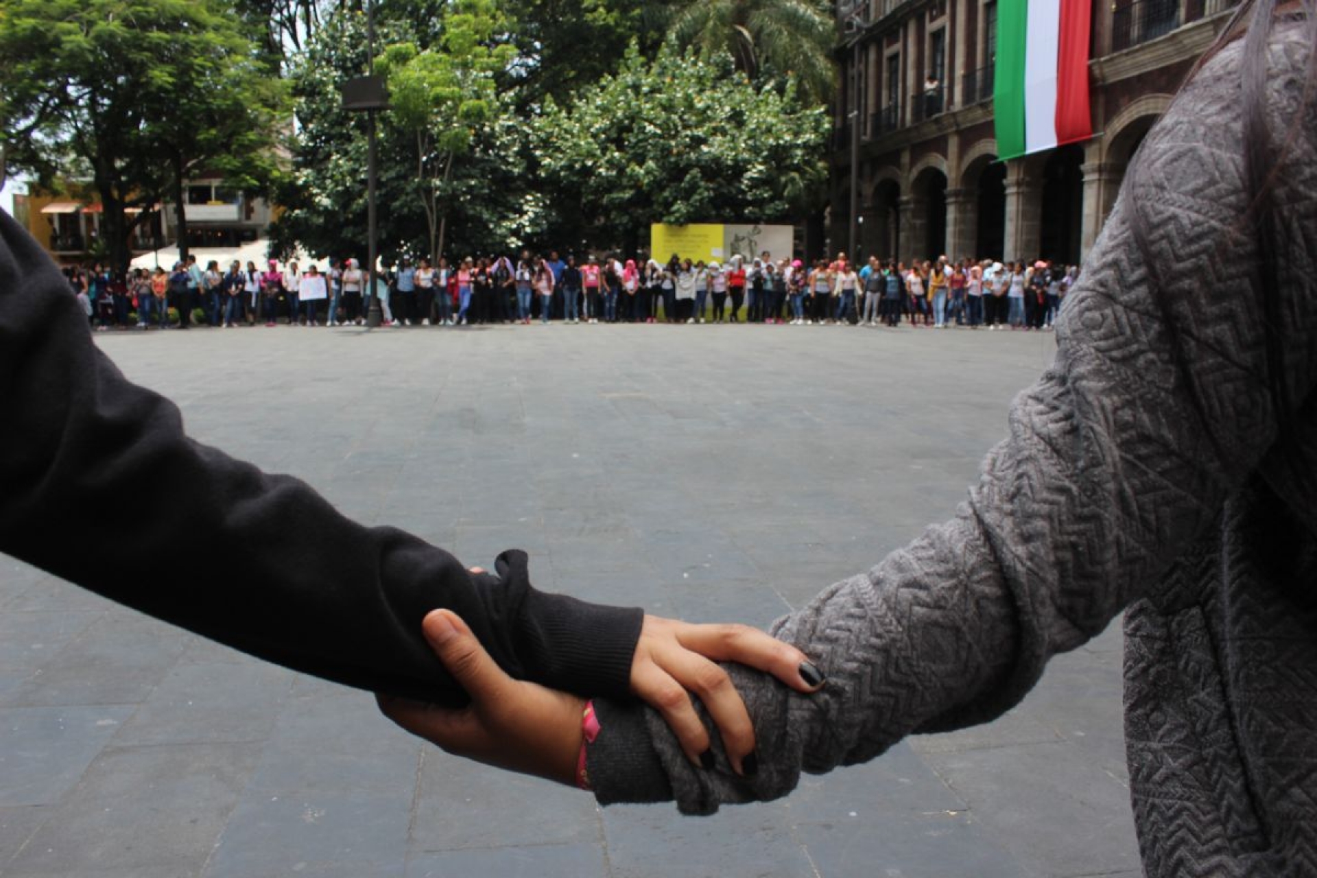 Normalistas acusan al IEBEM de quedarse con el dinero de sus becas