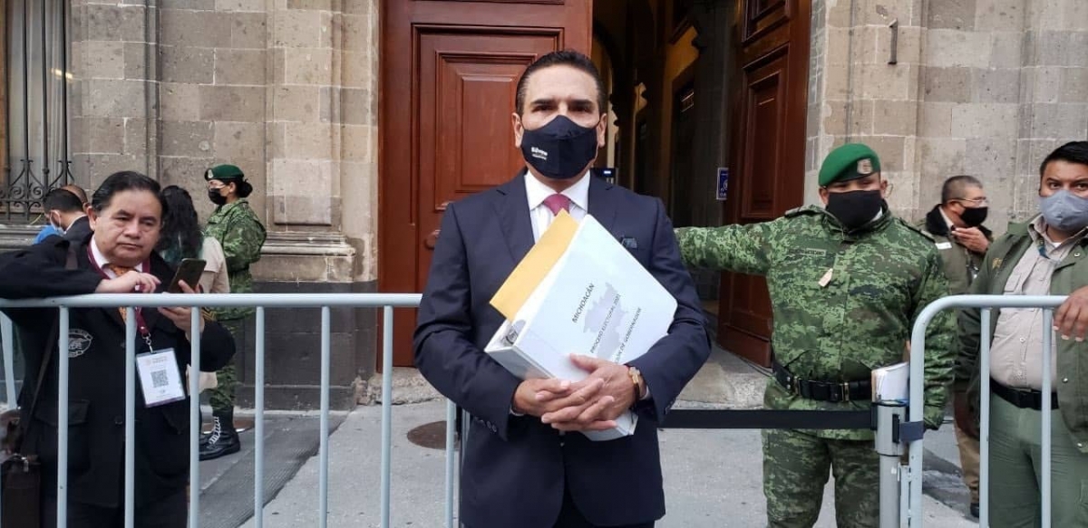 Aureoles llega a Palacio para entregar "las pruebas" de los vínculos de Morena con el narco