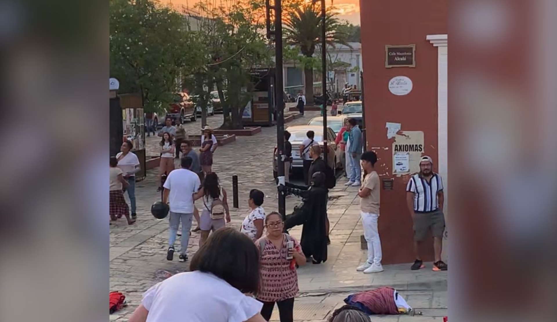 Batman roba cámara en Oaxaca durante pelea y se vuelve viral en TikTok