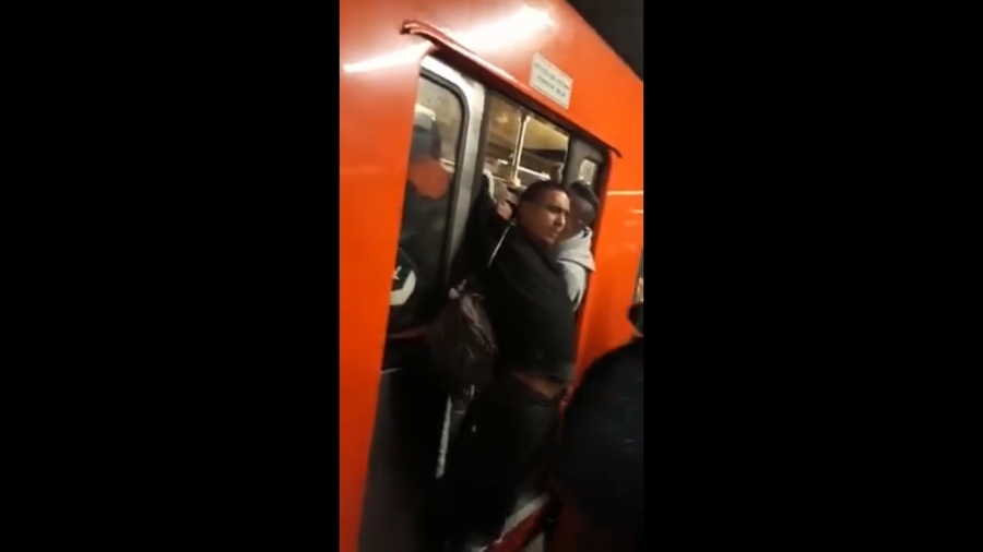 Sujeto obstruye el libre cierre de un vagón de Metro en la CDMX y se hace viral