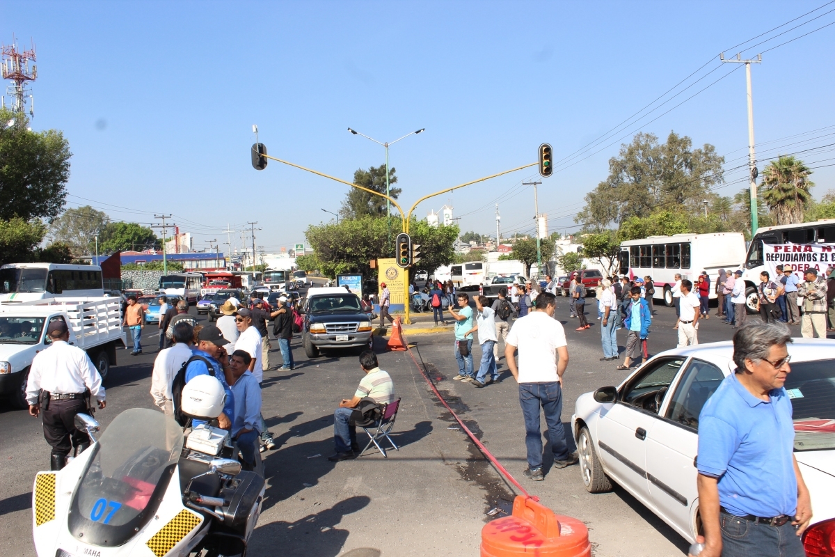Transportistas continúan protesta