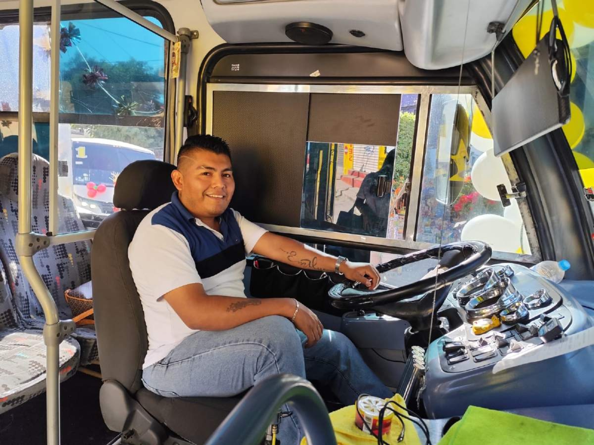 Su papá le enseñó a conducir con precaución