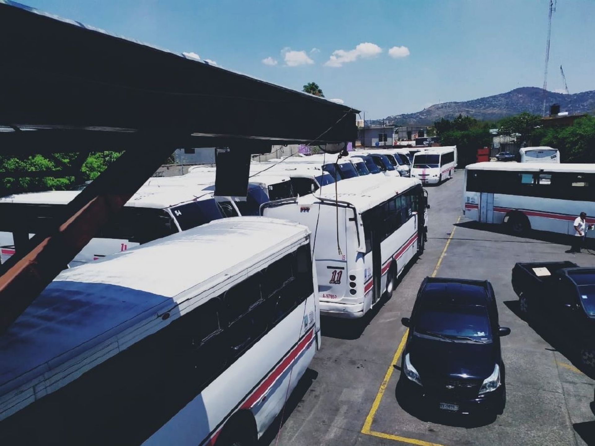 Hay más personas en las calles, pero no hay pasajeros