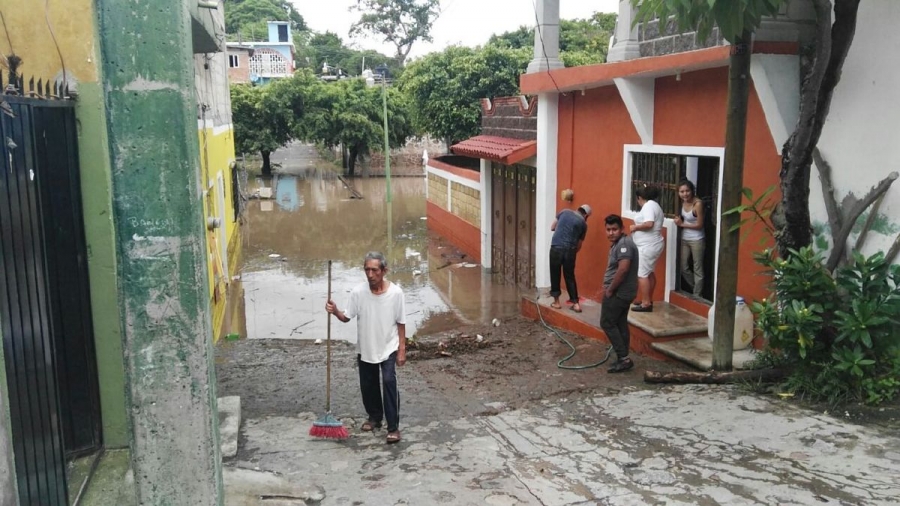 Afectadas, más de 20 viviendas de la cabecera de Puente de Ixtla por desbordamiento del río Chalma