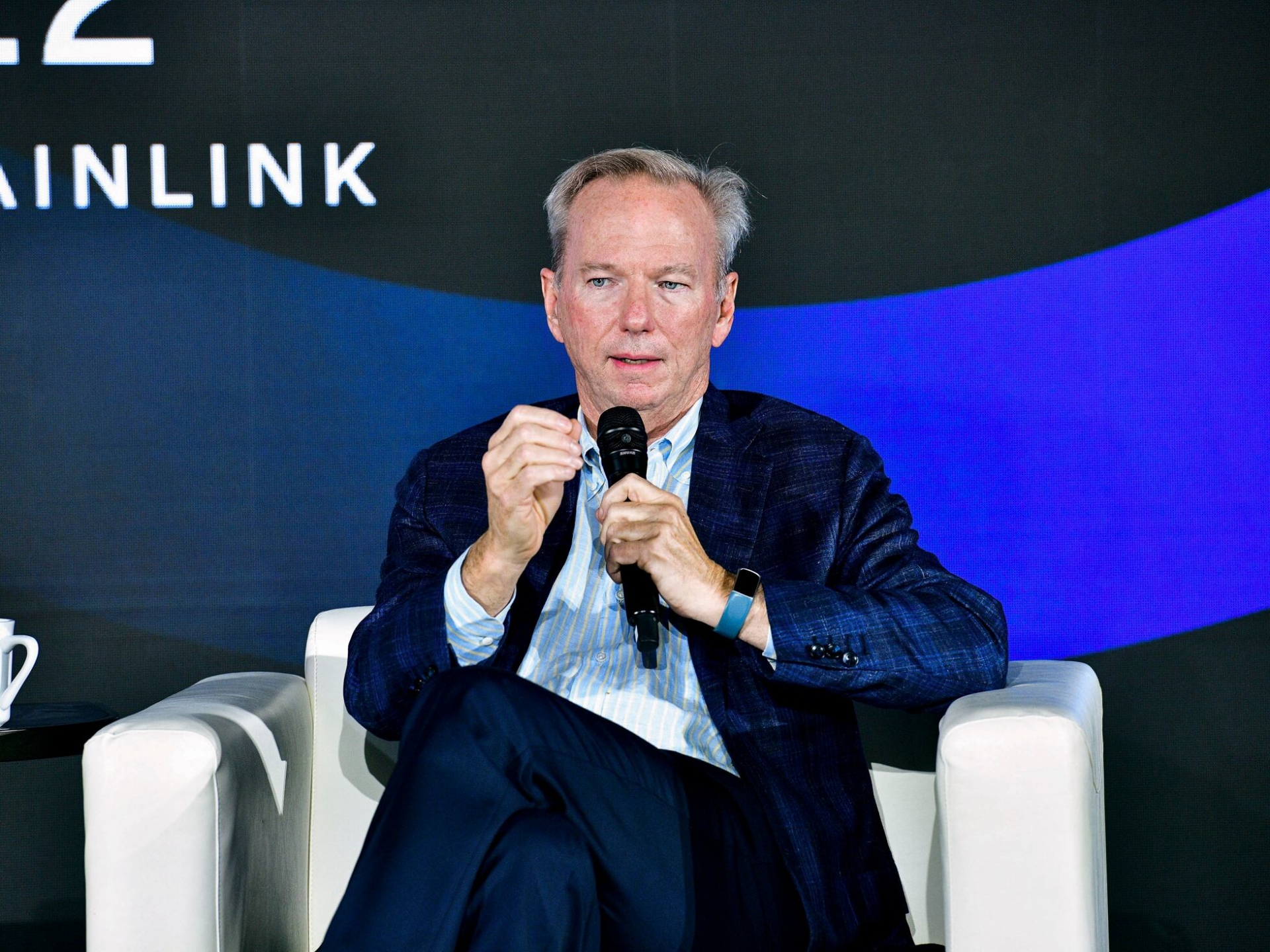 Eric Schmidt advierte sobre los riesgos de la IA auto-mejorable