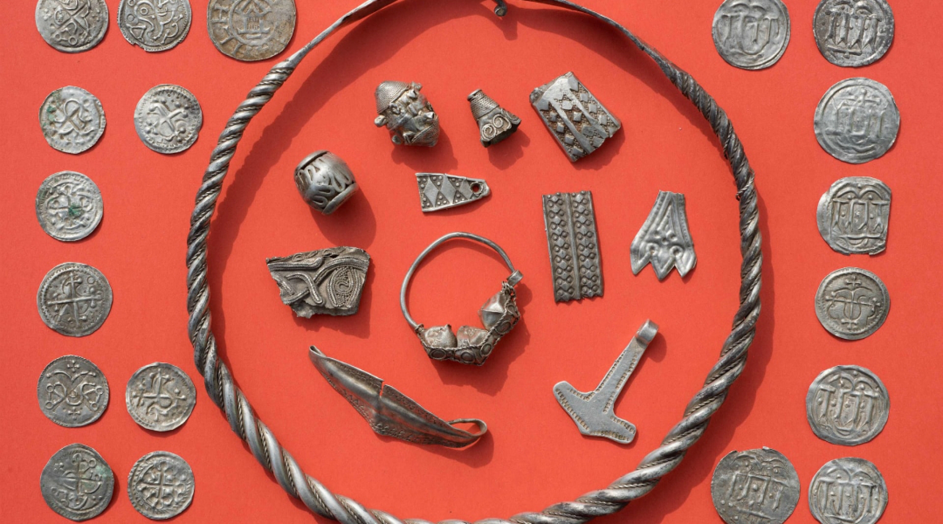 Un niño de 13 años encontró un tesoro enterrado de más de 1,000 años en Alemania