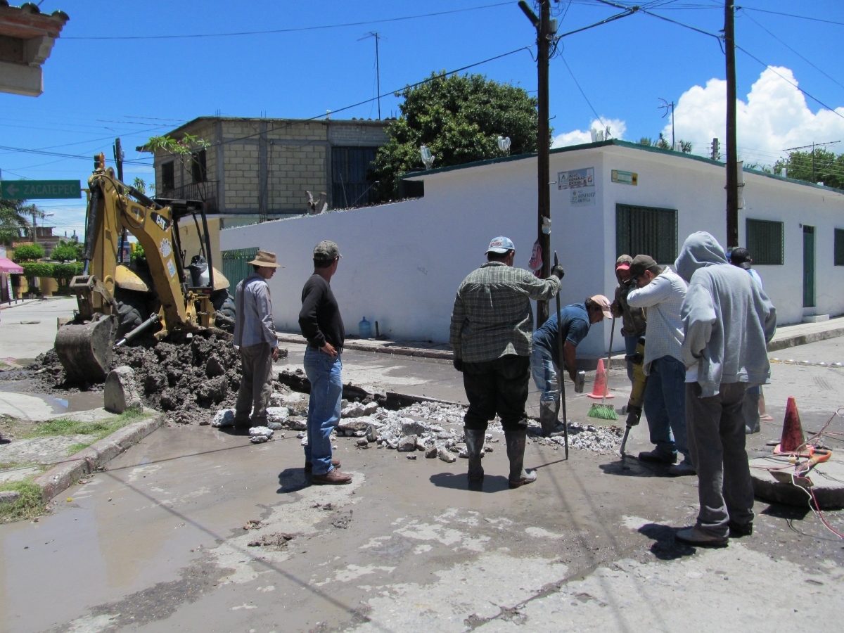 Siguen colapsando tramos de concreto en calles de Jojutla por antigüedad de tuberías.