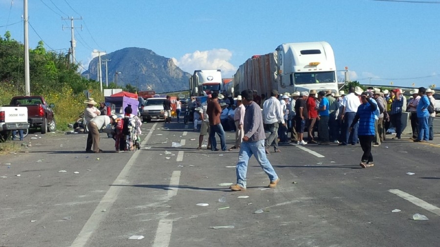 Segundo día de caos vial por bloqueo de la México-Oaxaca