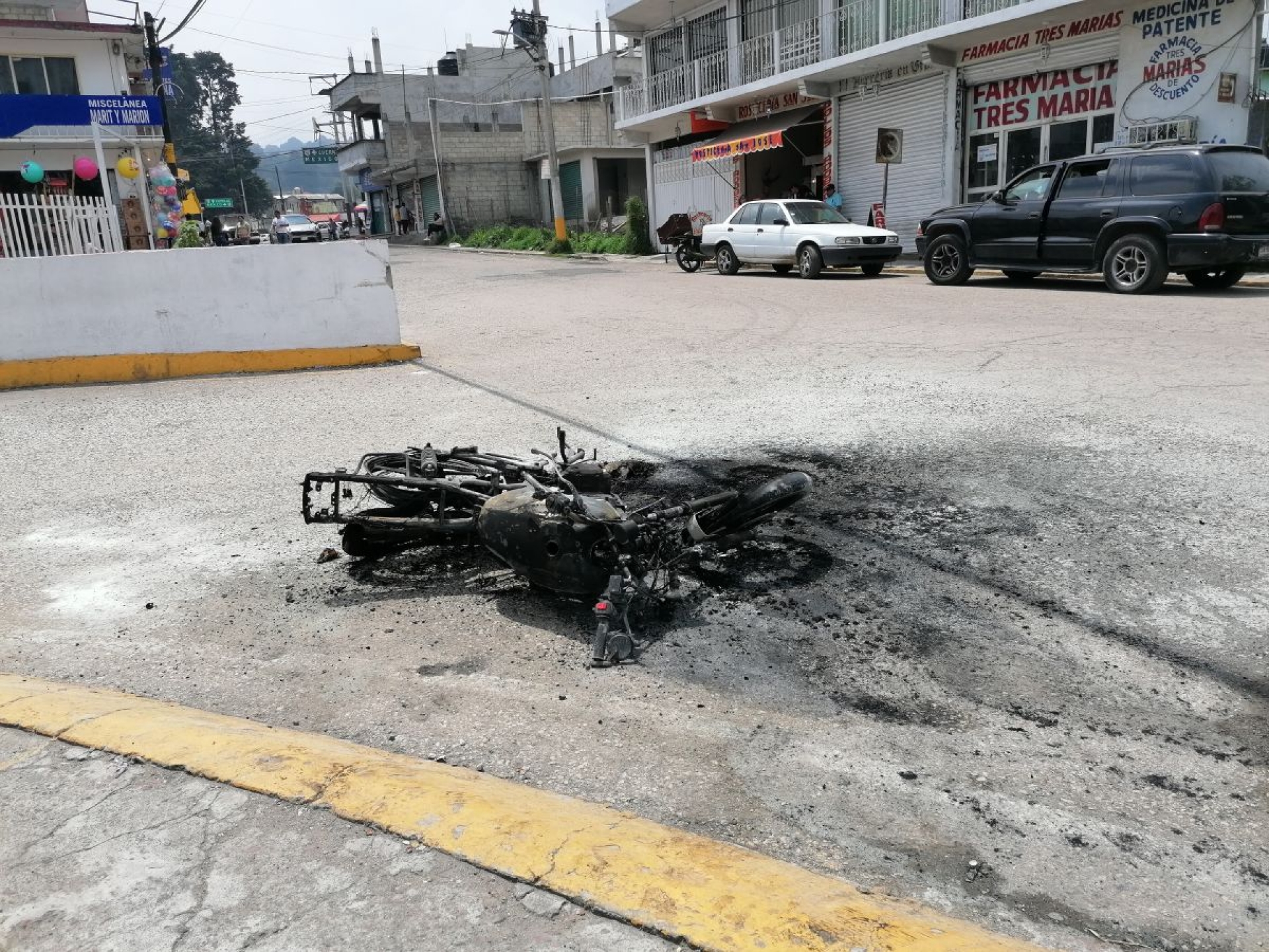 Una moto quemada, saldo de una pelea entre vecinos y visitantes
