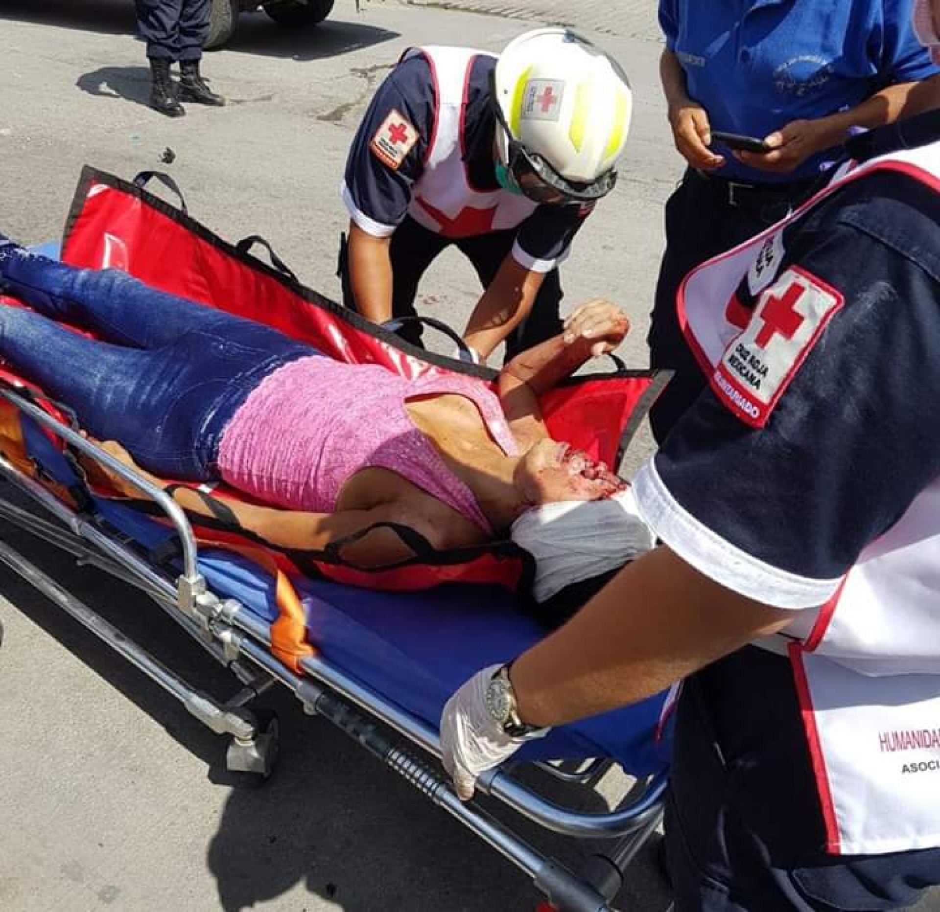 Una mujer fue golpeada por dos limpiaparabrisas