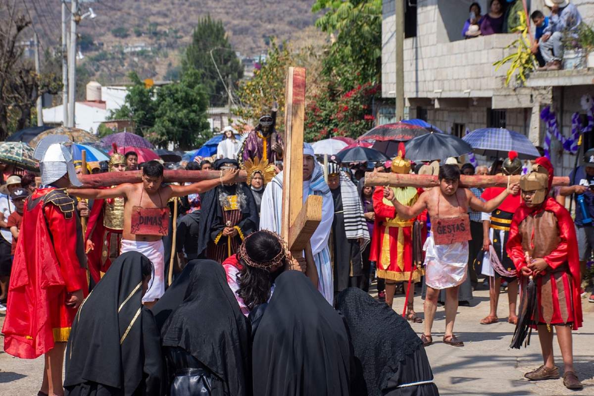 Totolapan preserva su fe con representación del Viacrucis