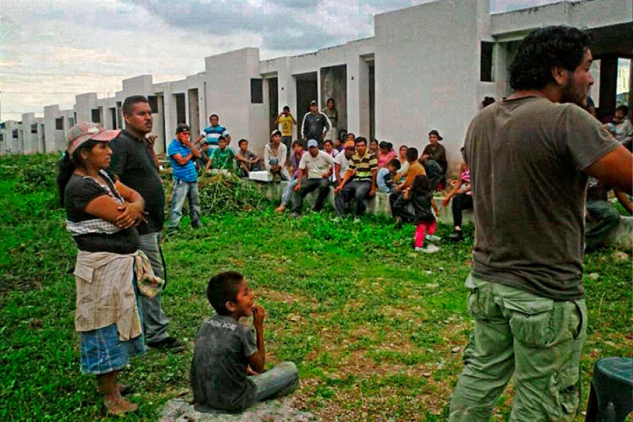 Militantes del FPR invaden unidad habitacional abandonada en Ayala