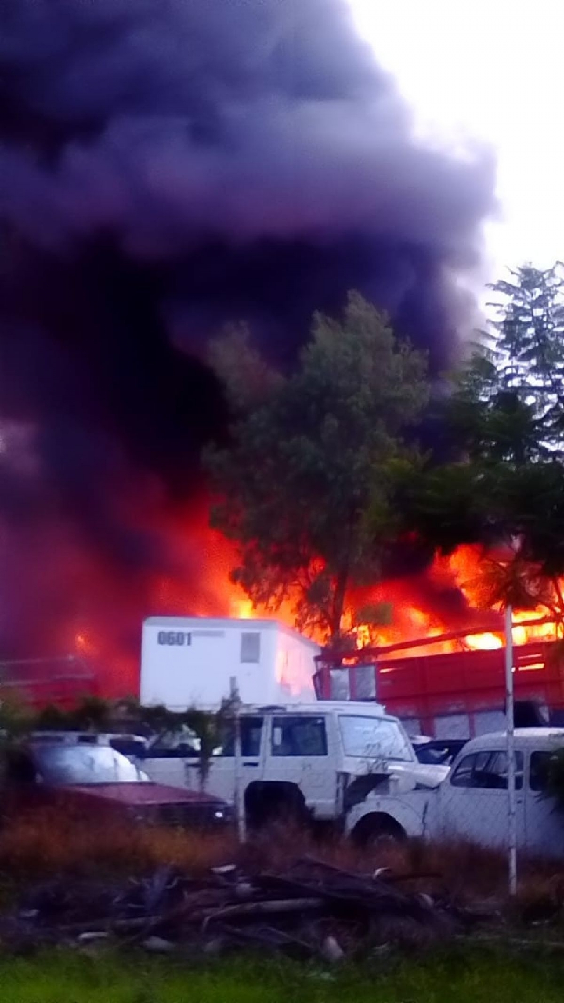 Incendio arrasa con vehículos en corralón de Yecapixtla