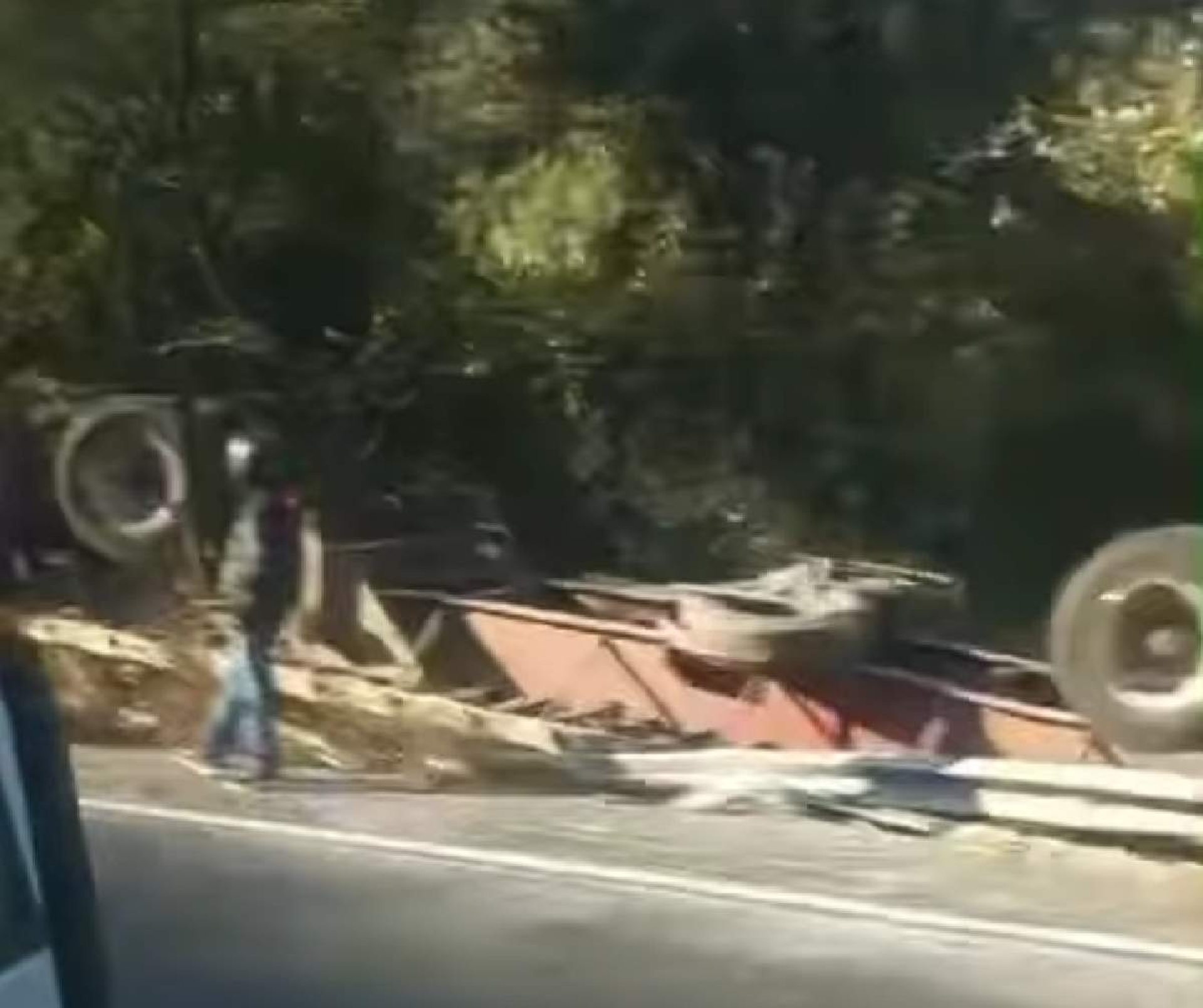 Volcadura de tráiler deja dos heridos