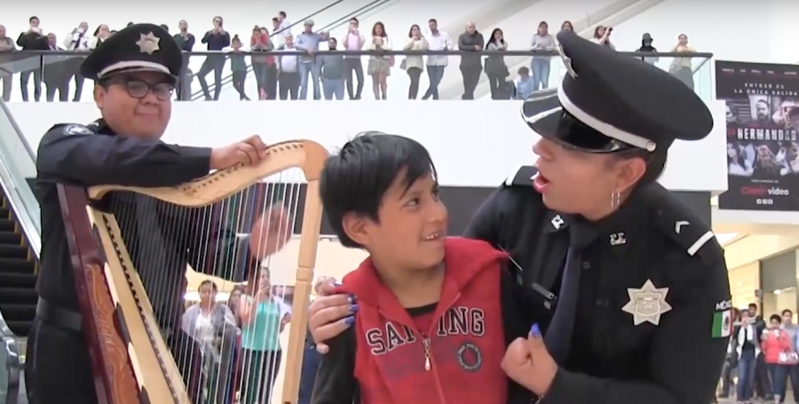El Mariachi de la Policía Federal hace un Flashmob en Plaza Universidad