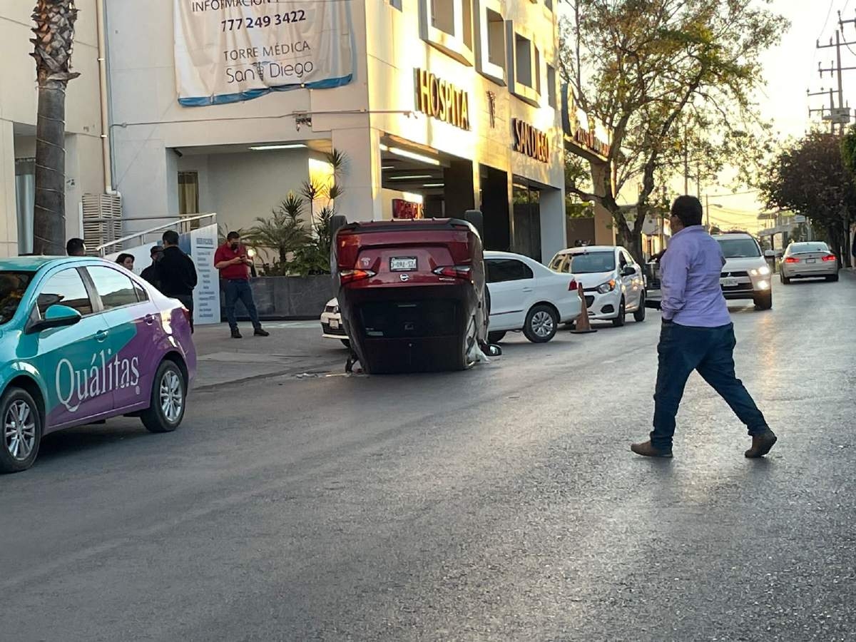 Mañana de volcaduras en Cuernavaca