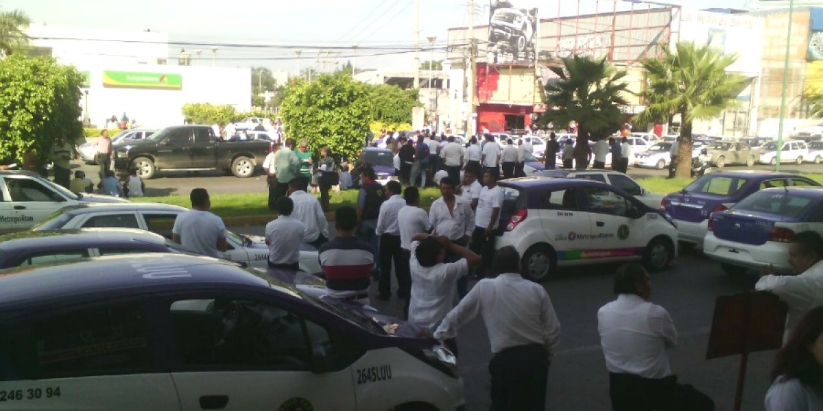 Se manifiestan taxistas; realizaron un bloqueo frente a las oficinas de la SMyT en Jiutepec