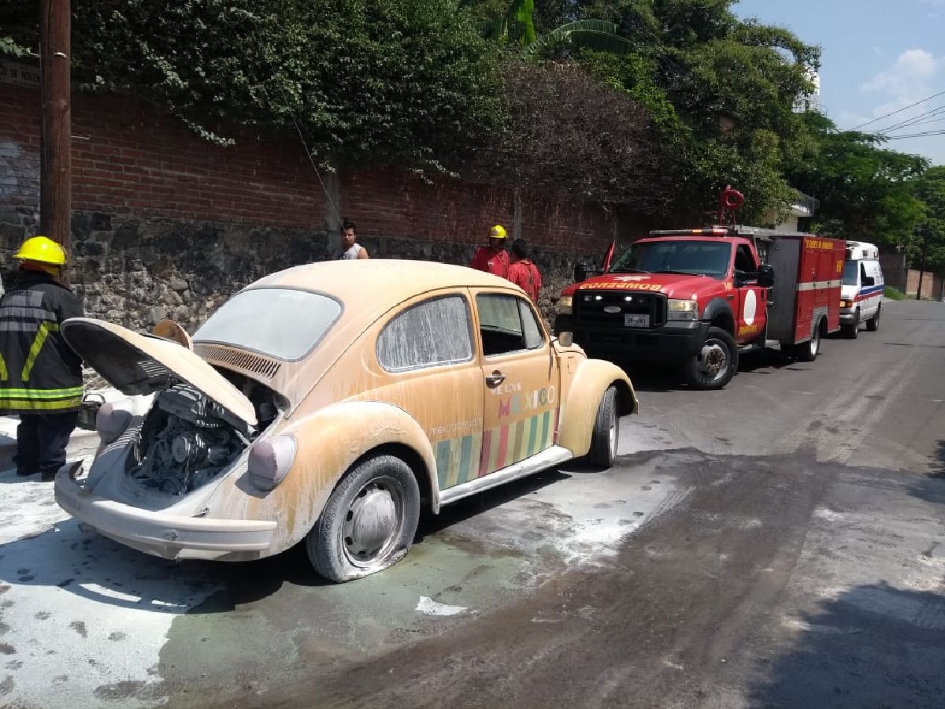 Se quemó su auto en pleno movimiento