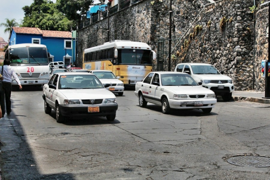 Insisten taxistas en pedir usar autos de modelos atrasados