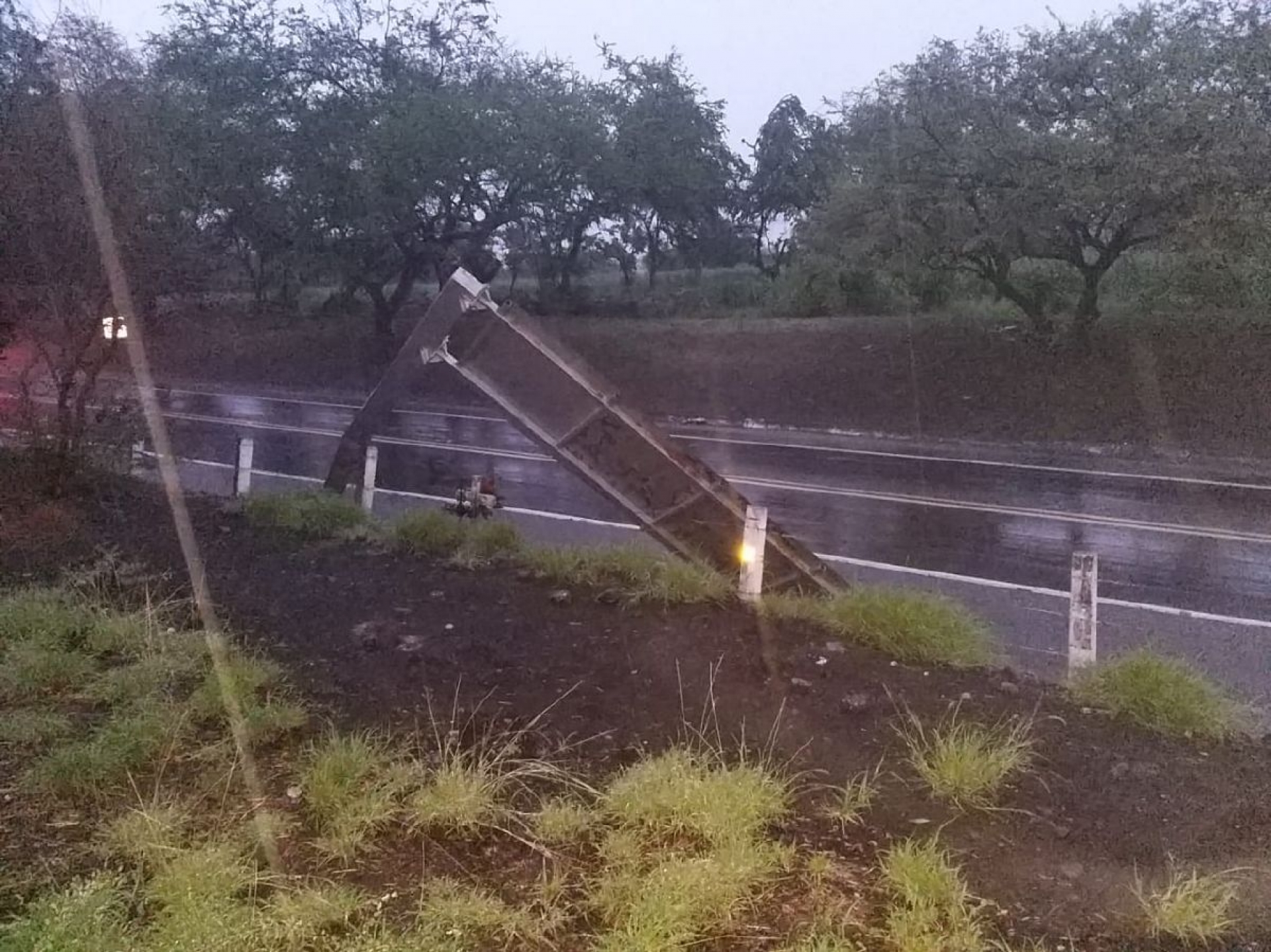 Tormenta del viernes paraliza la cabecera de Puente de Ixtla