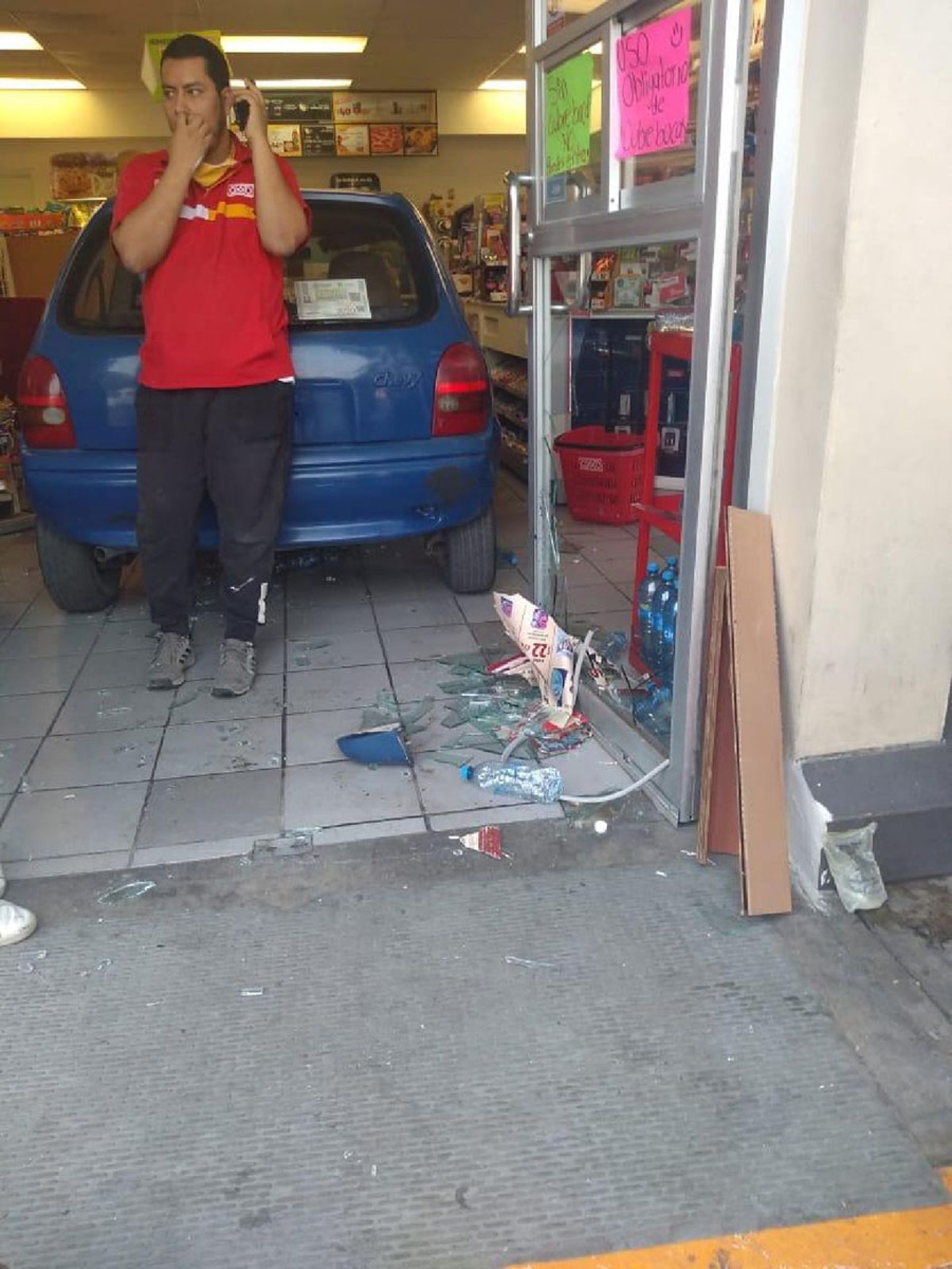 Se metió a un minisúper con todo y auto