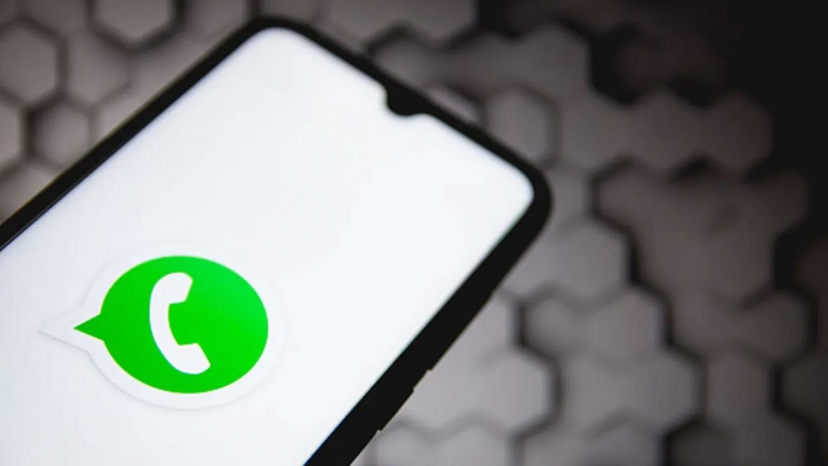 ¿Cómo puedo cambiar el tipo de letra en los mensajes de WhatsApp?