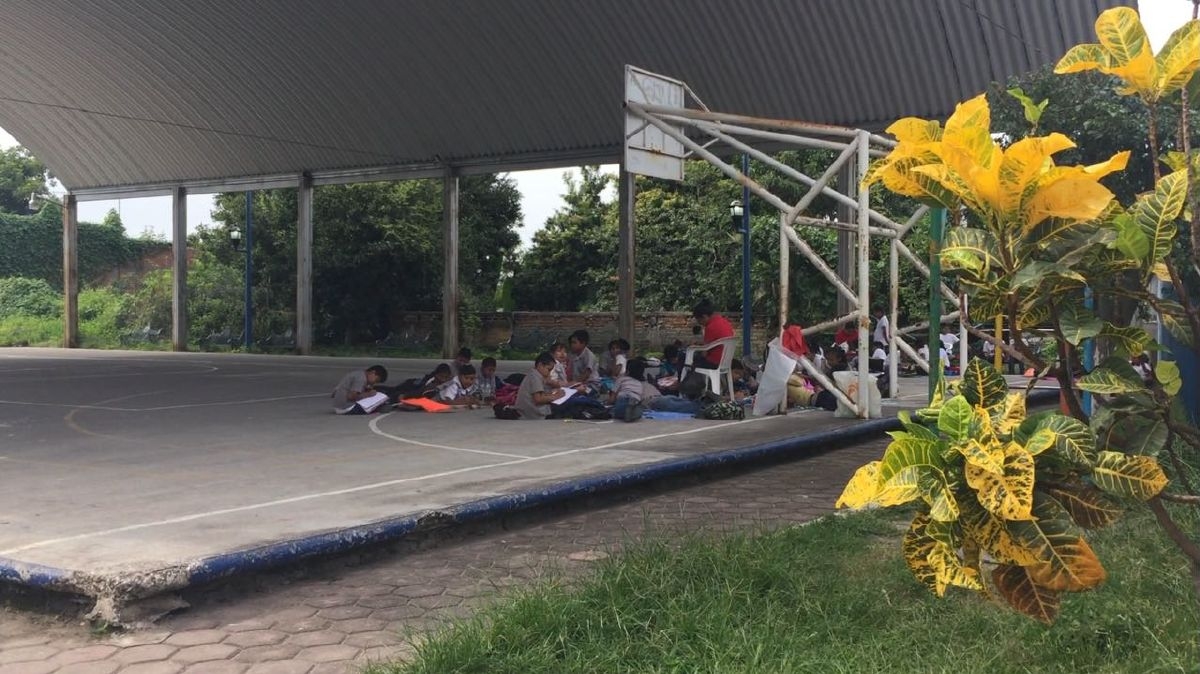 Niños de escuela de Acamilpa toman clases en ayudantía