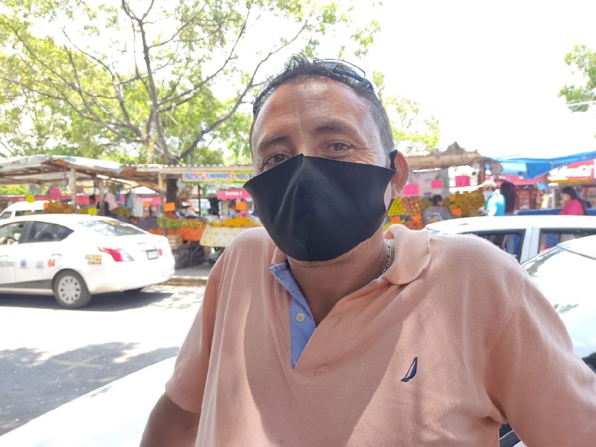 En el pasaje “agarra parejo” porque la situación está difícil