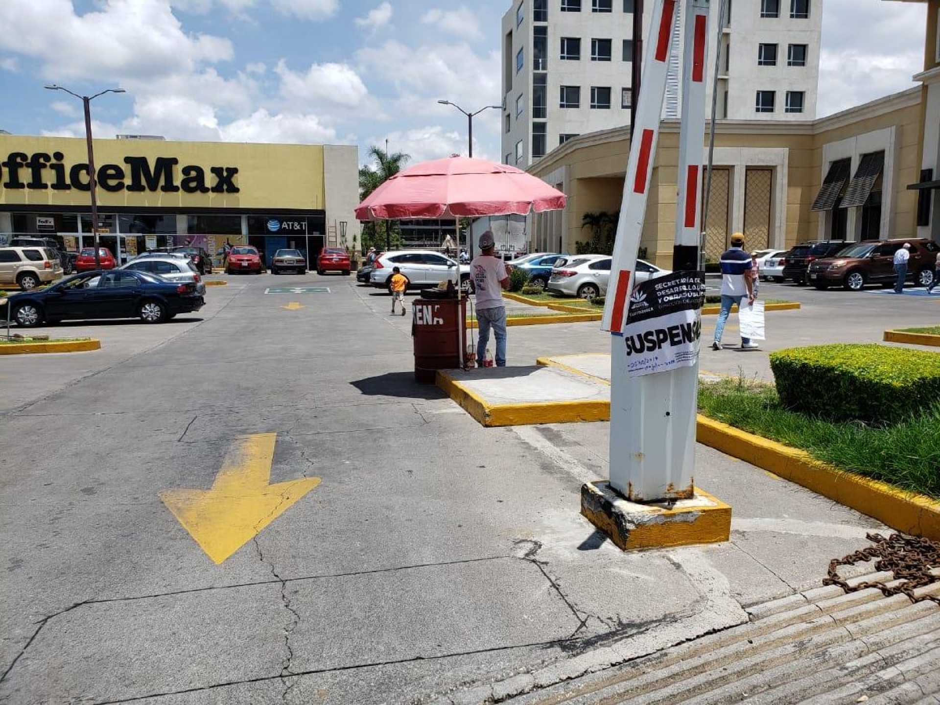 Colocan sellos en estacionamientos de cuatro plazas comerciales