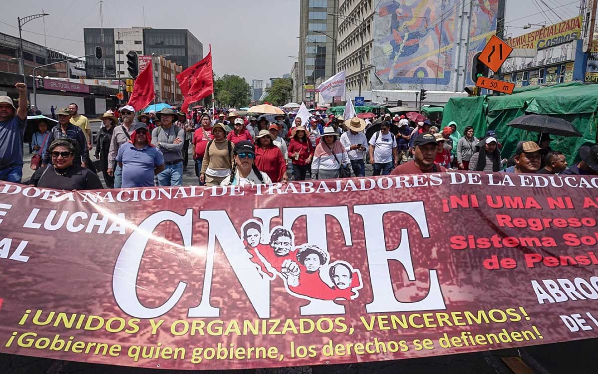 CNTE inicia paro nacional con marchas y plantón en el Zócalo de CDMX