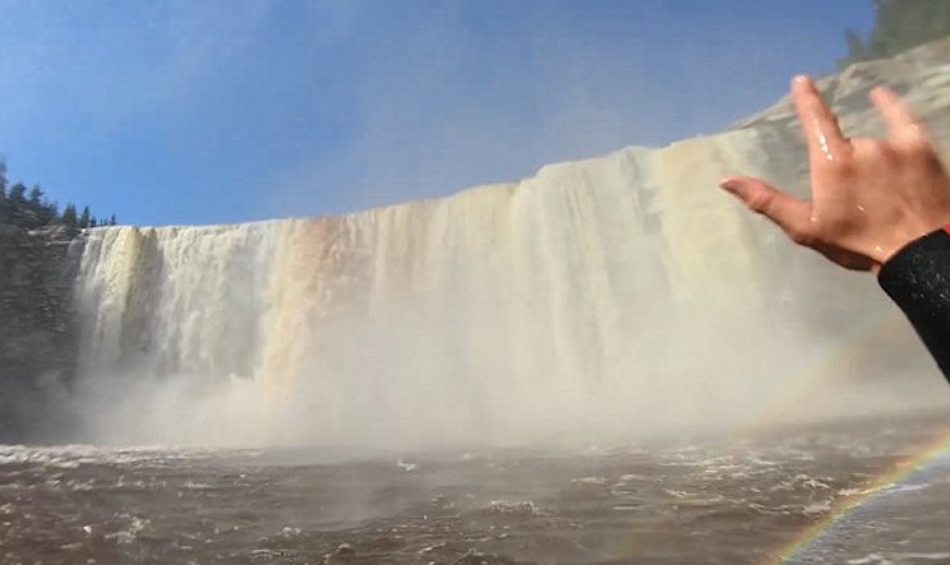 Un dron captura el momento en que un kayakista cae por una cascada de más de 30 metros y sobrevive