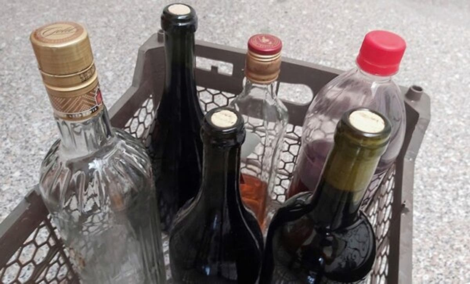 Avisan del peligro de consumir alcohol adulterado
