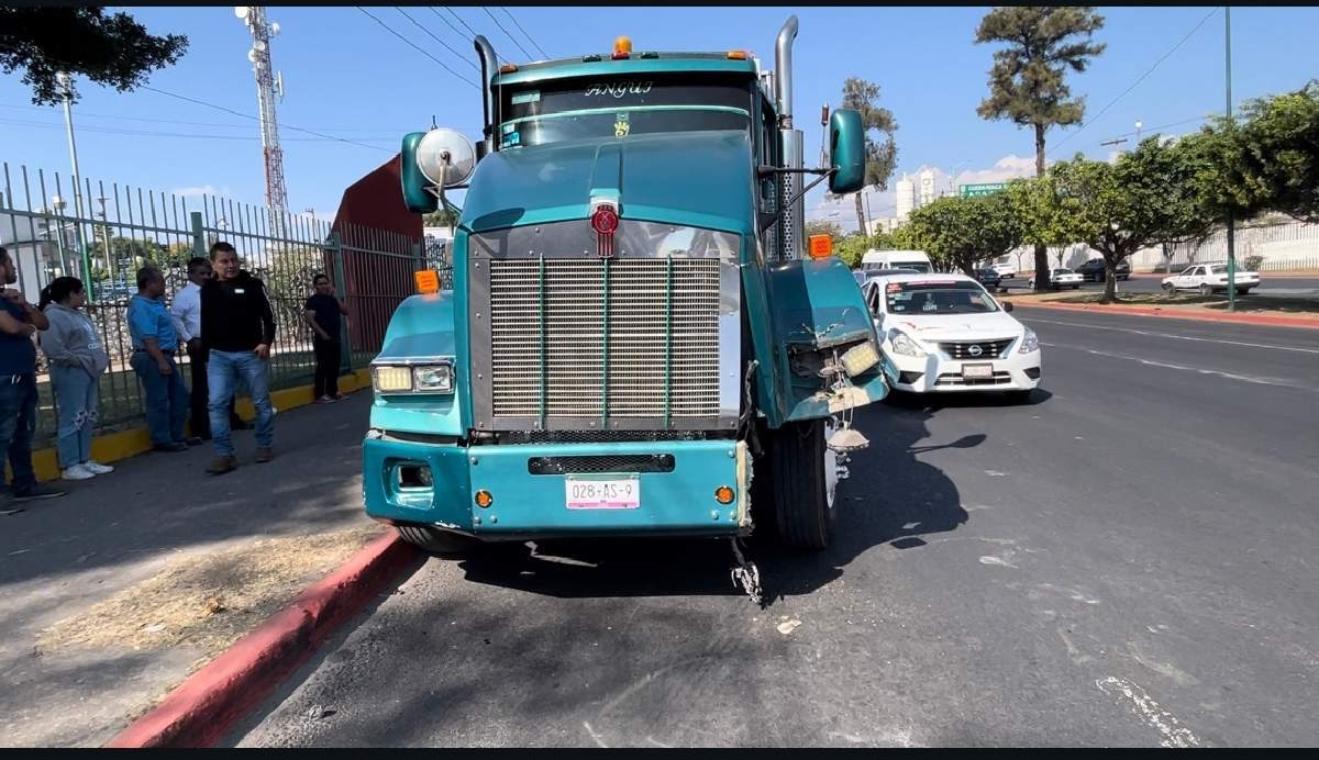 Se impacta camión de carga contra un árbol