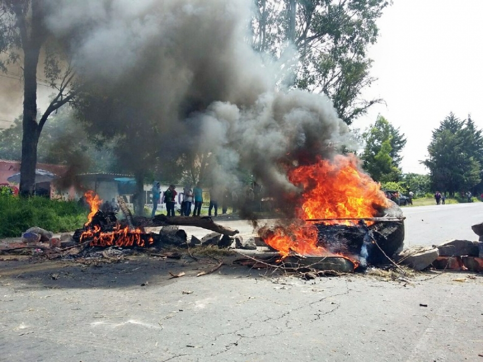 Campesinos de Huecahuaxco bloquean carreteras y queman archivos del Ayuntamiento de Ocuituco