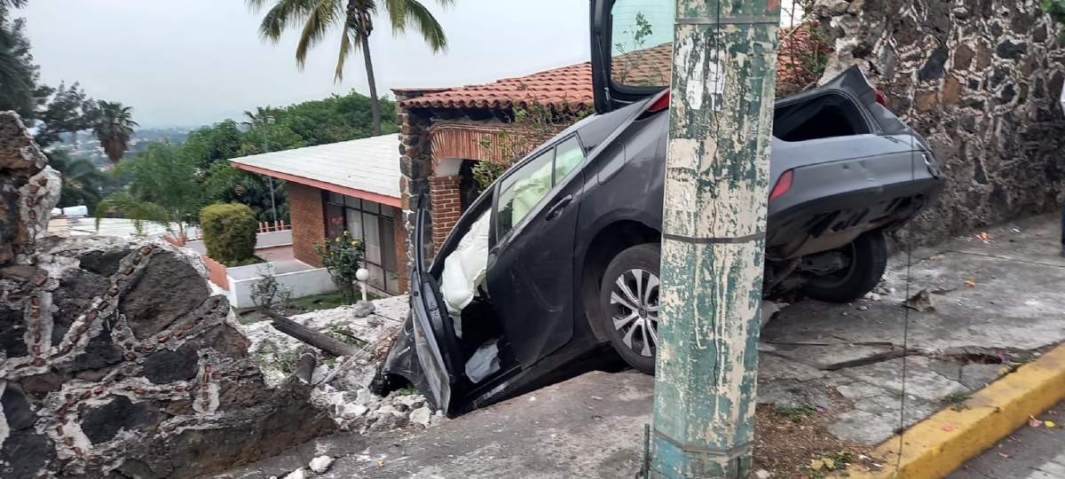 Terminó en la azotea de una casa con todo y auto