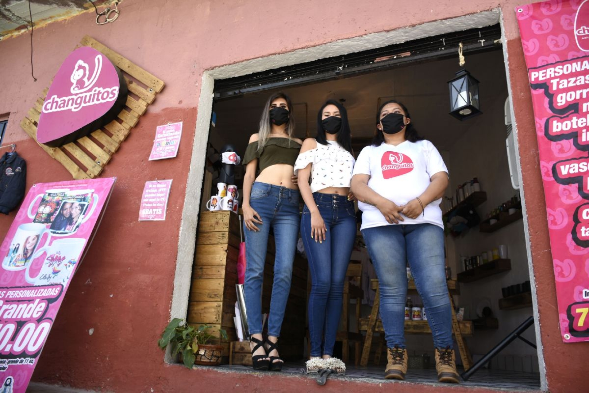Madres de familia fundan micro empresa que exporta cubrebocas a China