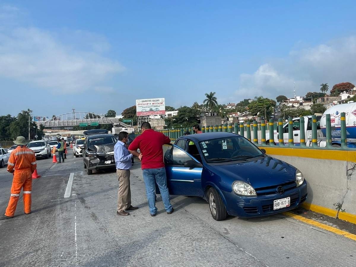 Choque en el Paso Exprés deja dos lesionados