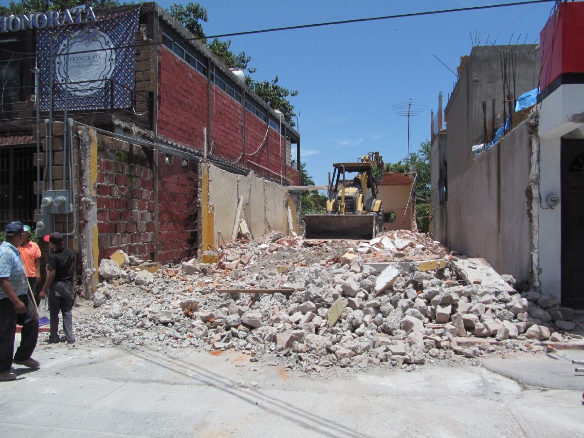 A casi tres años del sismo, comienza a reconstruir su casa