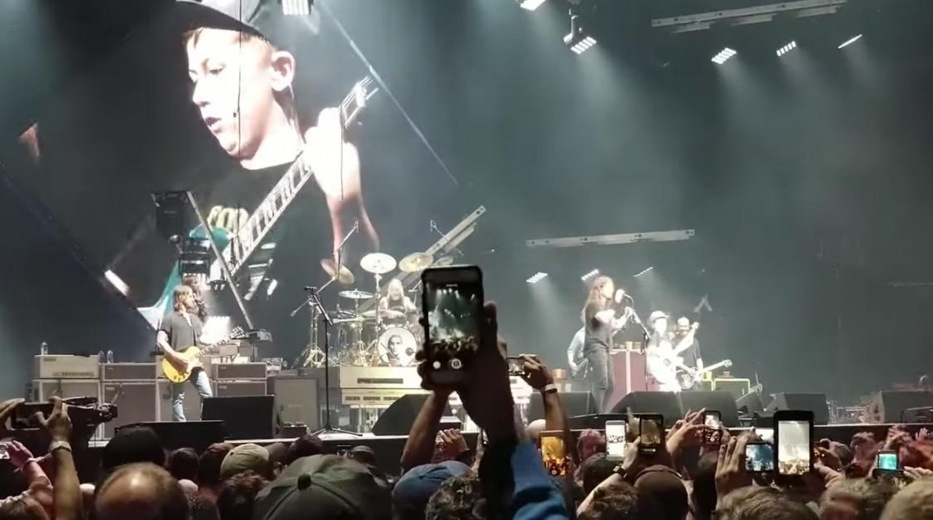 VIDEO: Cautiva pequeño en concierto de Foo Fighters con música de Metallica