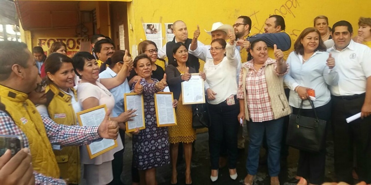 Celebran trabajadores con diputados del PRD publicación de reforma a la Ley del Instituto de Crédito