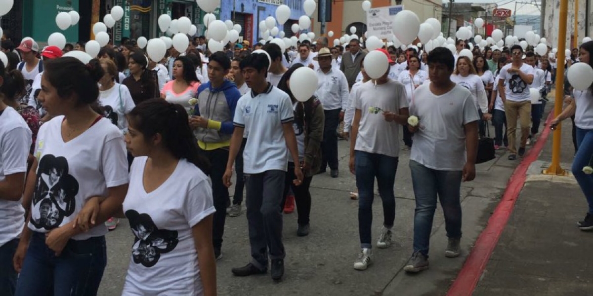 Marchan en Jojutla en protesta por el asesinato de cuatro estudiantes