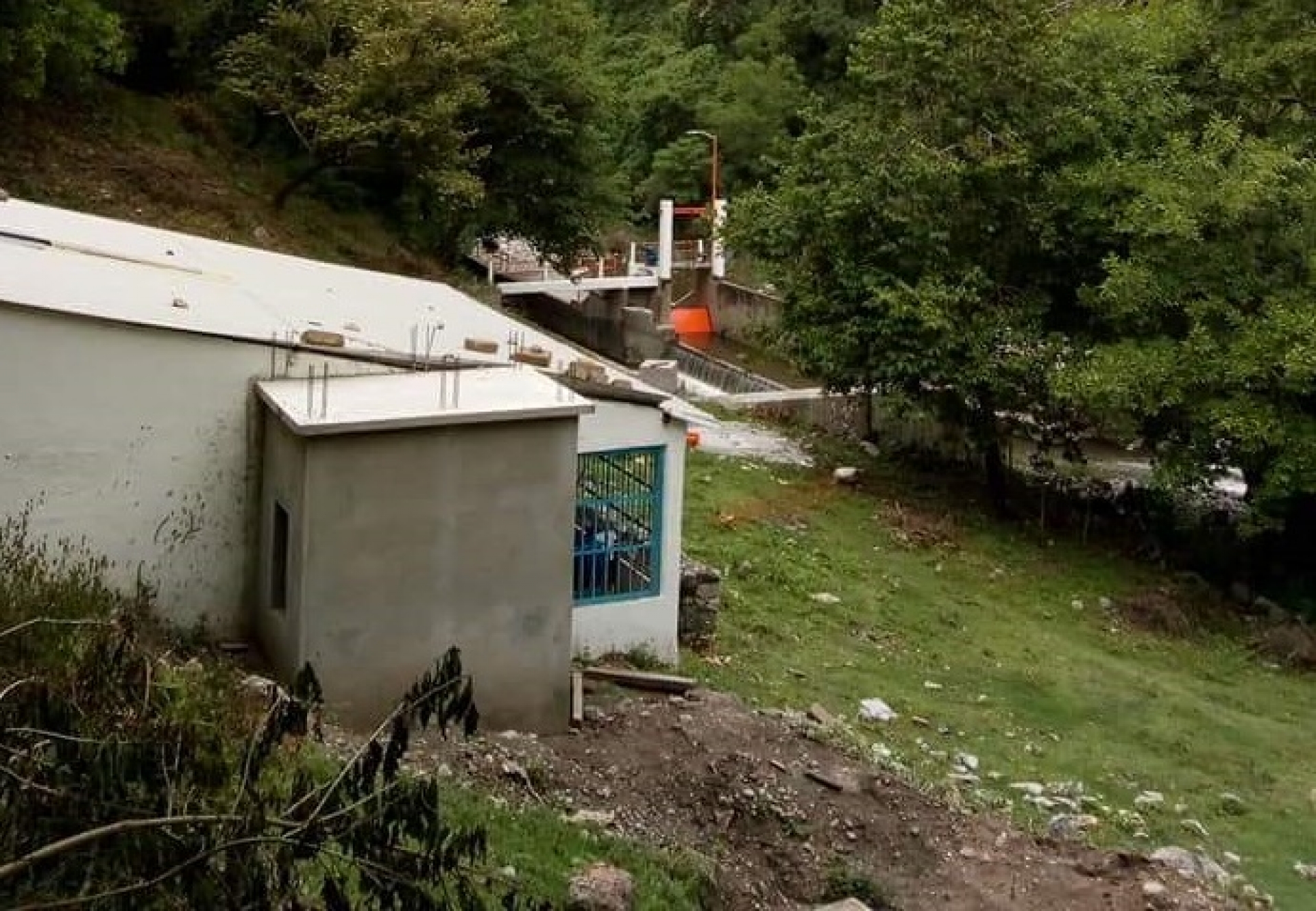 Casi lista, reparación de compuerta en canal de la laguna de El Rodeo