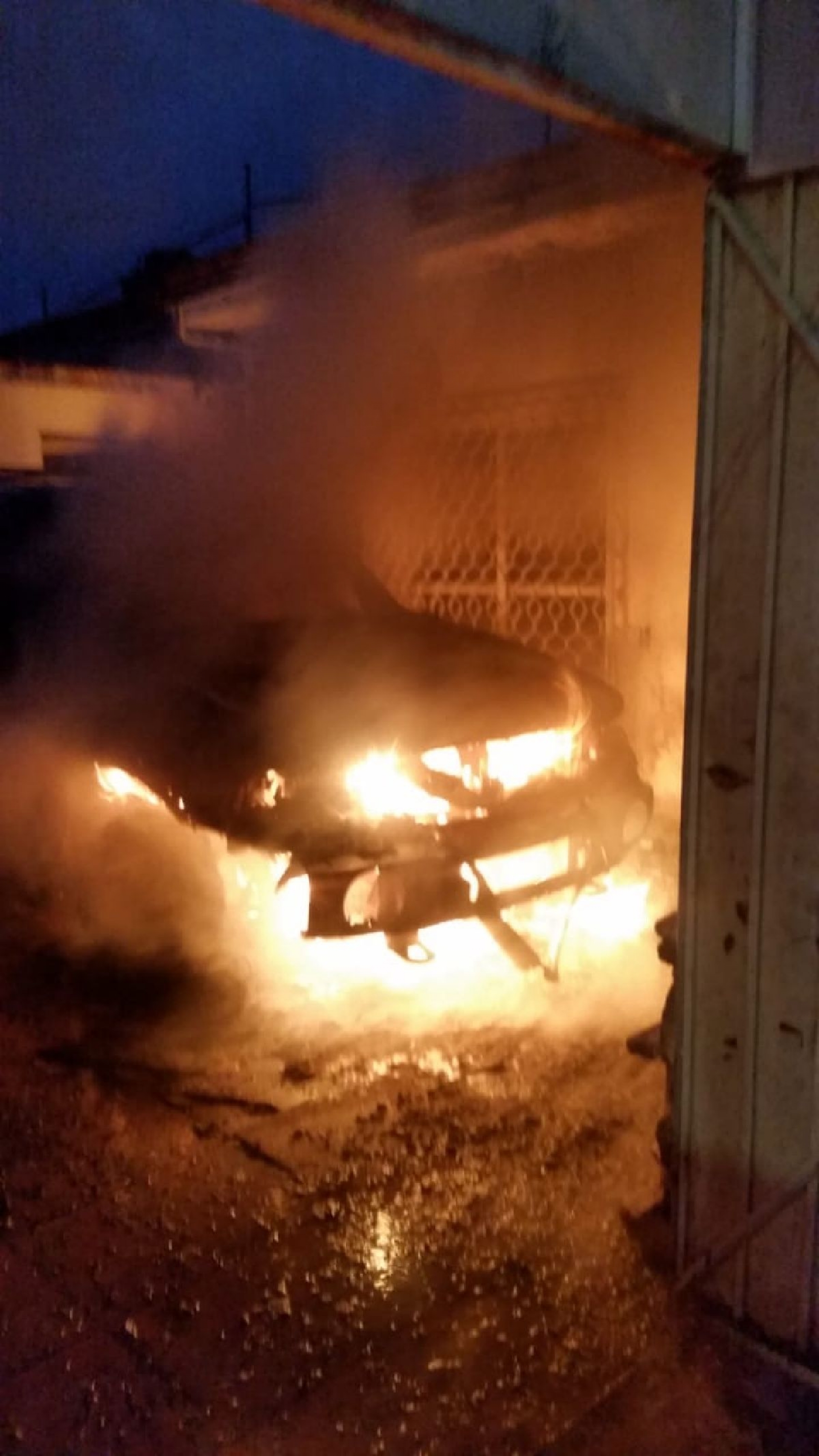 Se incendia camioneta en la entrada de una casa