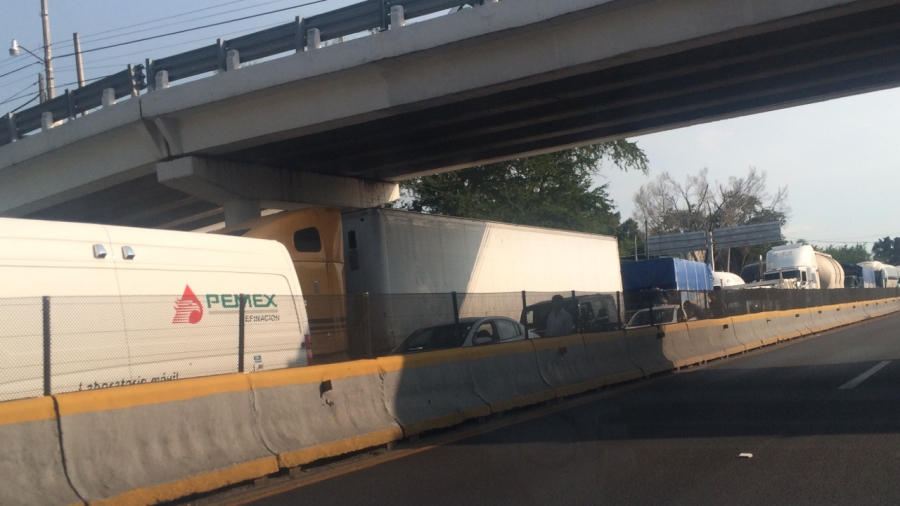 Retiran bloqueo en la autopista del sol